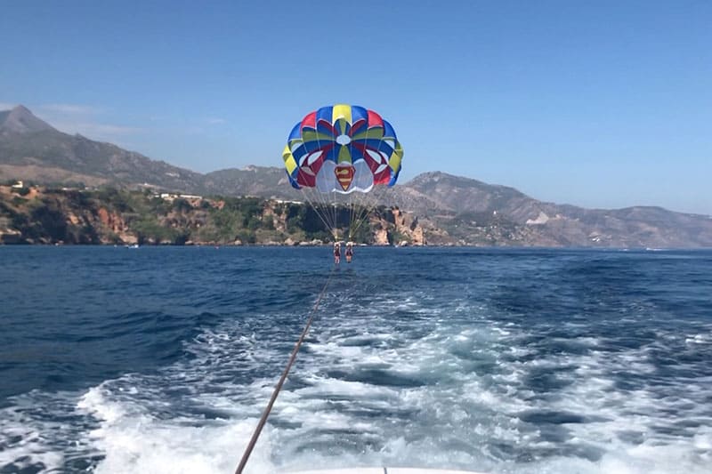 Tocando el mar en paracaídas