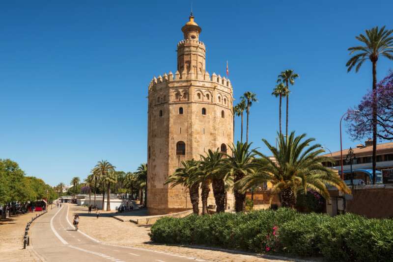 torre-del-oro-gold-tower-monumento-medieval-de-principios-del-siglo-xiii-en-la-region-de-sevilla-espana-andalucia (1)